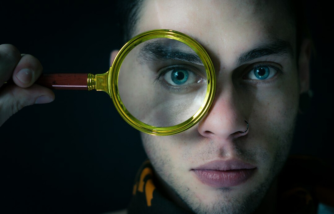 private investigator searching clues