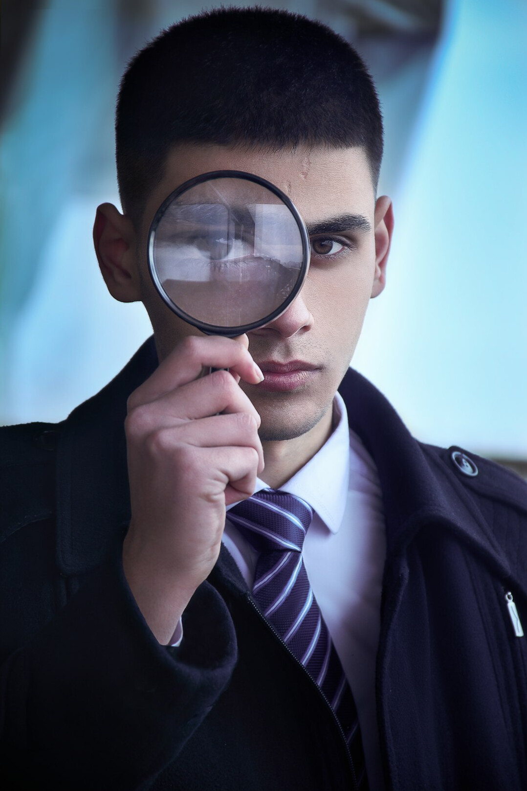 private detective searching clues